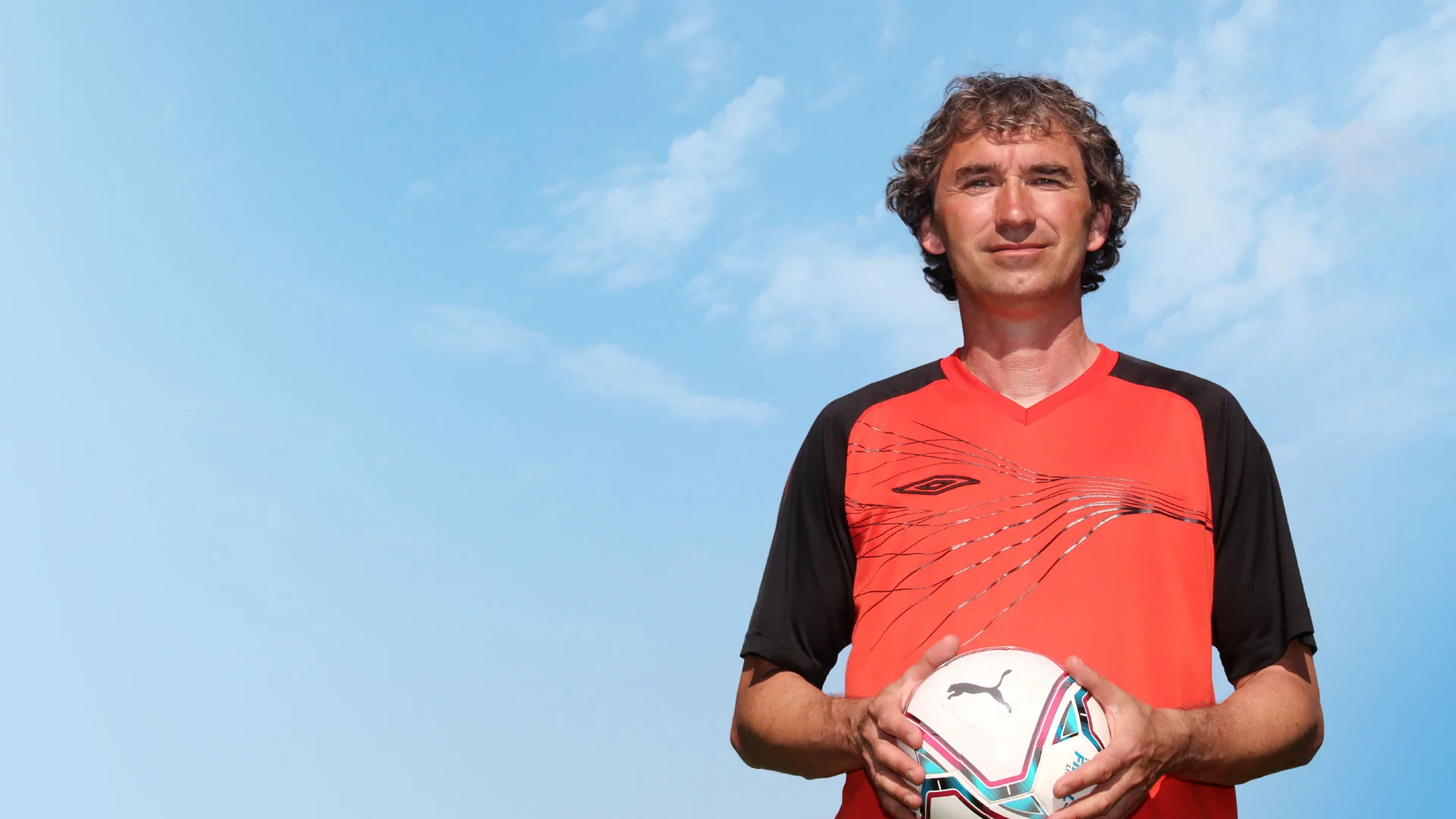Jiří Moulík, jednatel Bemo Home, s fotbalovým míčem